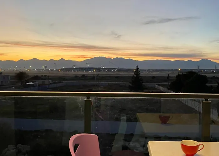 Antalya Havalimanina Yakin Havuzlu 1+1 Lux Daire